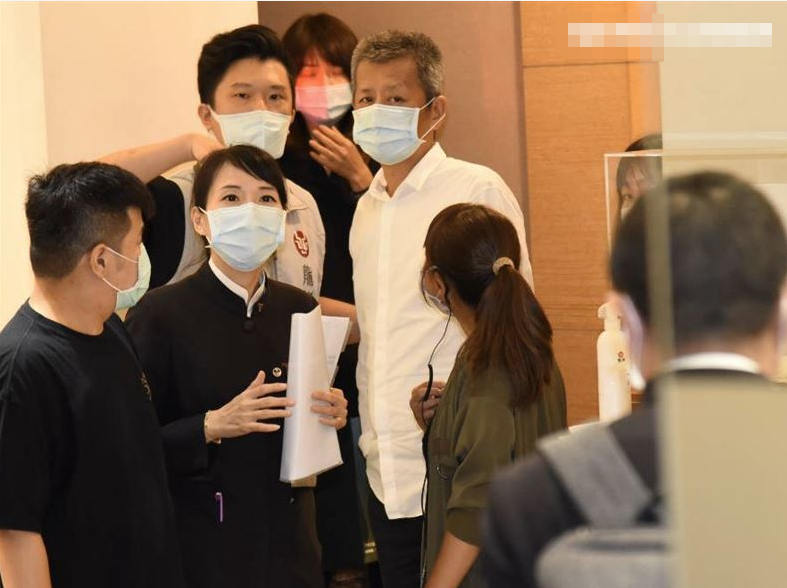 黄鸿升|连守灵堂两天！黄鸿升父亲离开连续鞠躬5次，眼部浮肿憔悴惹人心疼