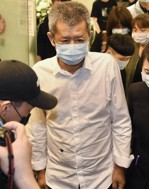 黄鸿升|连守灵堂两天！黄鸿升父亲离开连续鞠躬5次，眼部浮肿憔悴惹人心疼