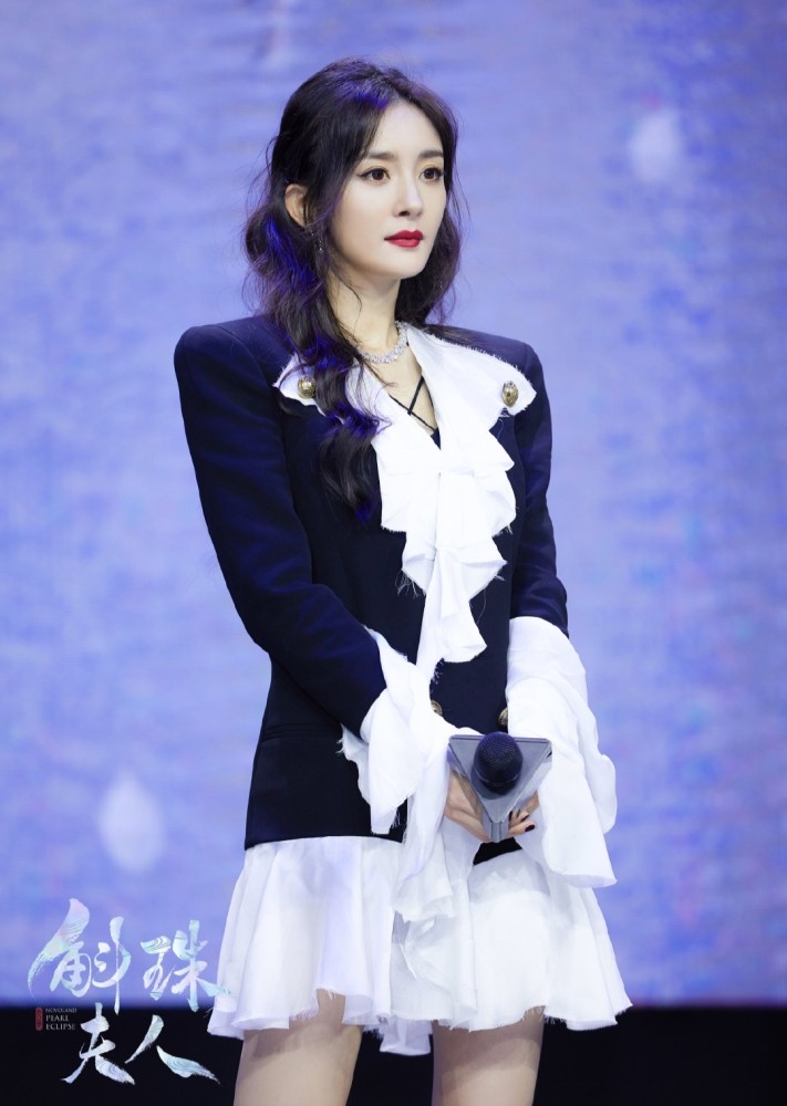 杨幂|杨幂最新路透照曝光，男妆眉毛惹眼，网友：这部戏她状态太好了