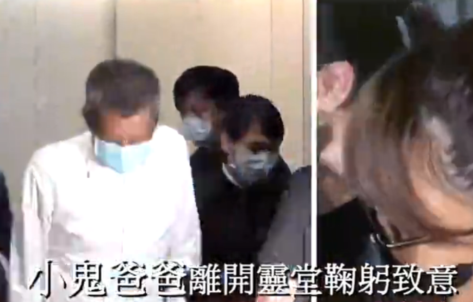 黄鸿升|连守灵堂两天！黄鸿升父亲离开连续鞠躬5次，眼部浮肿憔悴惹人心疼