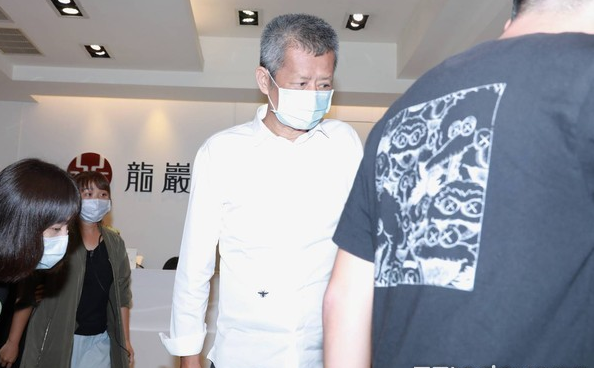 黄鸿升|连守灵堂两天！黄鸿升父亲离开连续鞠躬5次，眼部浮肿憔悴惹人心疼