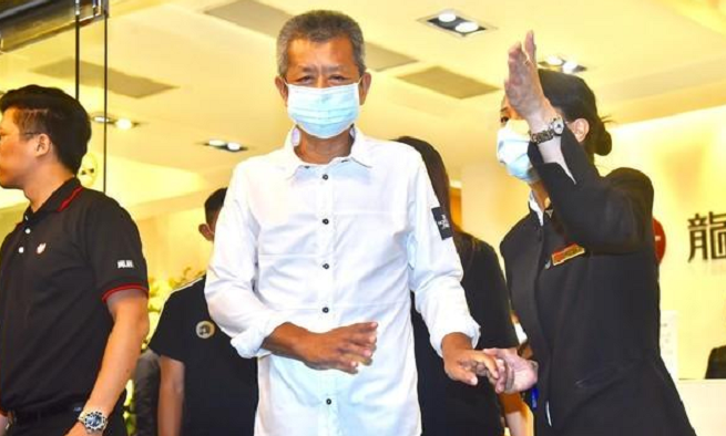 黄鸿升|连守灵堂两天！黄鸿升父亲离开连续鞠躬5次，眼部浮肿憔悴惹人心疼