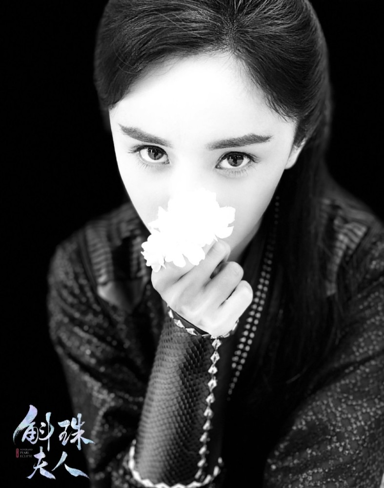 杨幂|杨幂最新路透照曝光，男妆眉毛惹眼，网友：这部戏她状态太好了