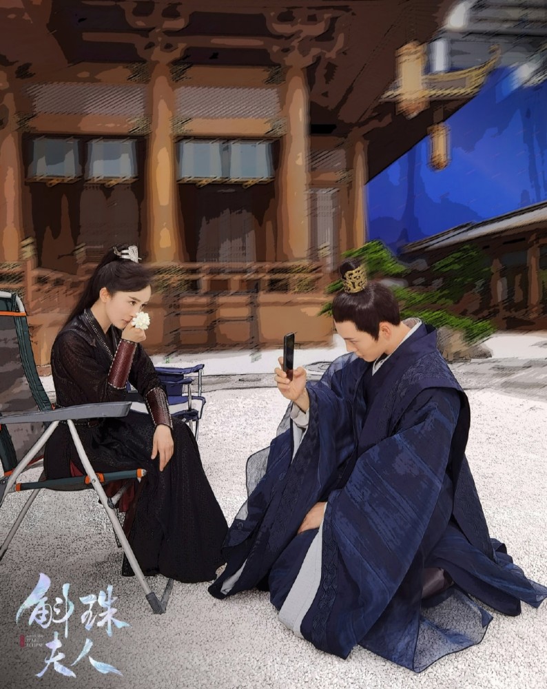 杨幂|杨幂最新路透照曝光，男妆眉毛惹眼，网友：这部戏她状态太好了