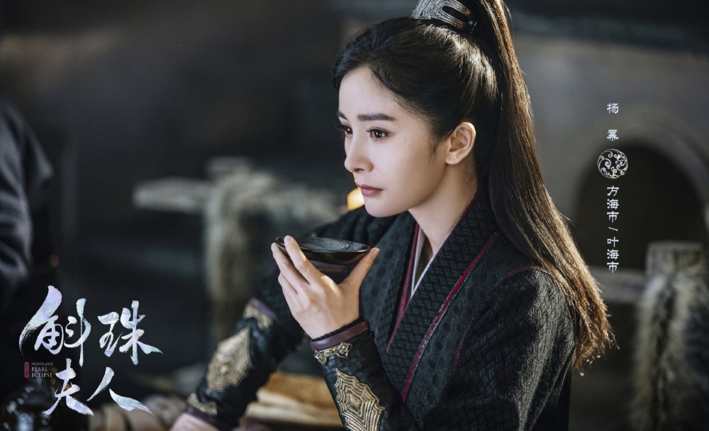 杨幂|杨幂最新路透照曝光，男妆眉毛惹眼，网友：这部戏她状态太好了