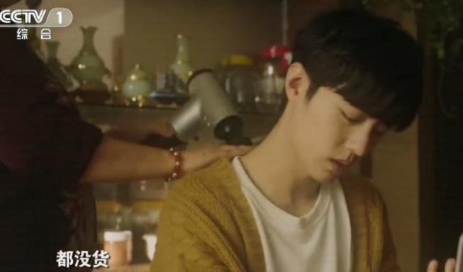 最美逆行者|《最美逆行者》“蔡丁”上线，肖战懒理低评分，淡定接受央视采访