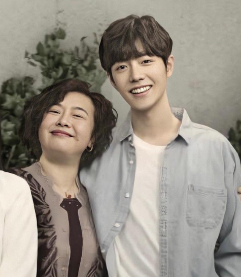 最美逆行者|《最美逆行者》“蔡丁”上线，肖战懒理低评分，淡定接受央视采访