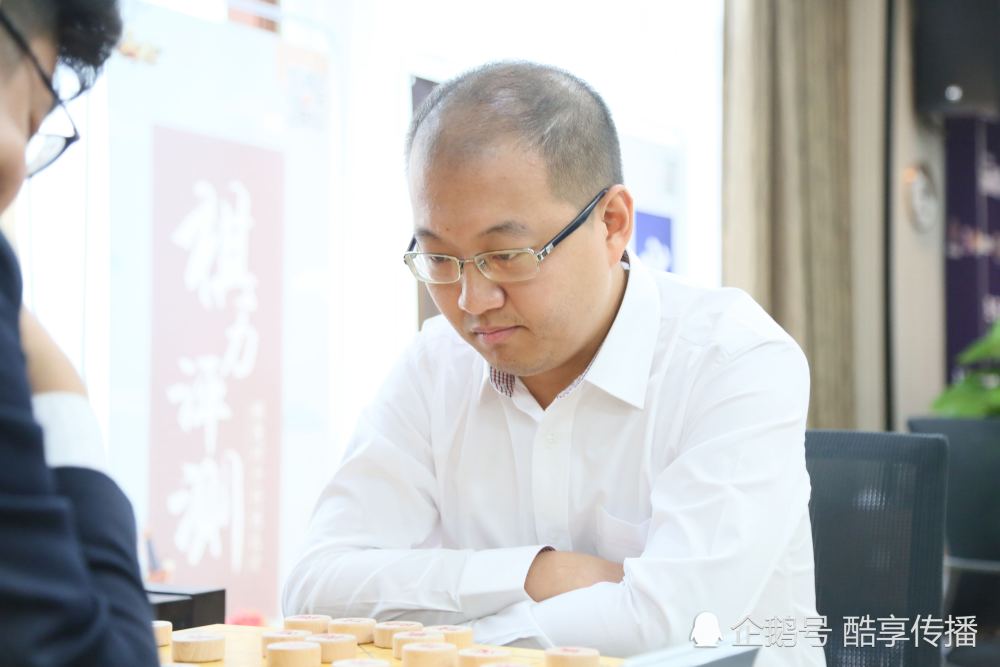 象棋队主教练,同时他也是参赛队员之一,此外深圳队队员有李少庚,张彬