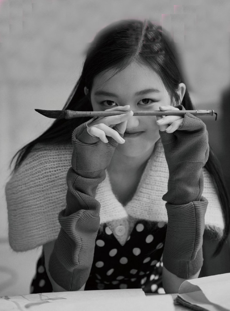 李嫣|14岁李嫣拍大片，不再故意遮挡嘴巴，终于看到王菲年轻时的影子