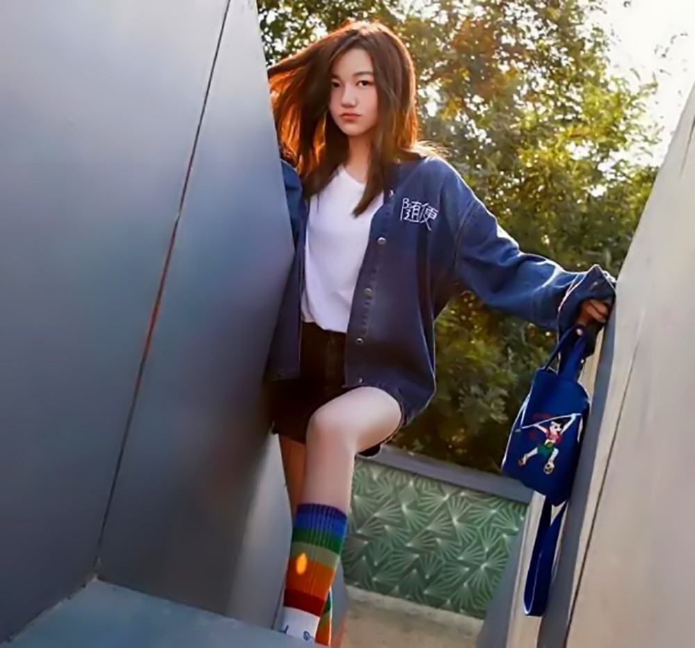 李嫣|14岁李嫣拍大片，不再故意遮挡嘴巴，终于看到王菲年轻时的影子