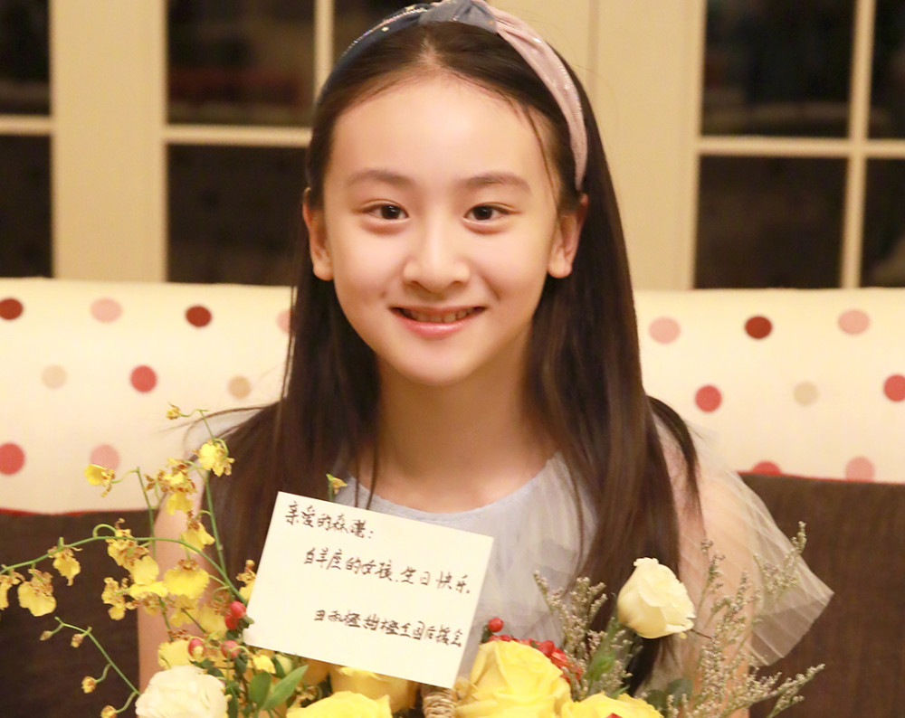 李嫣|14岁李嫣拍大片，不再故意遮挡嘴巴，终于看到王菲年轻时的影子