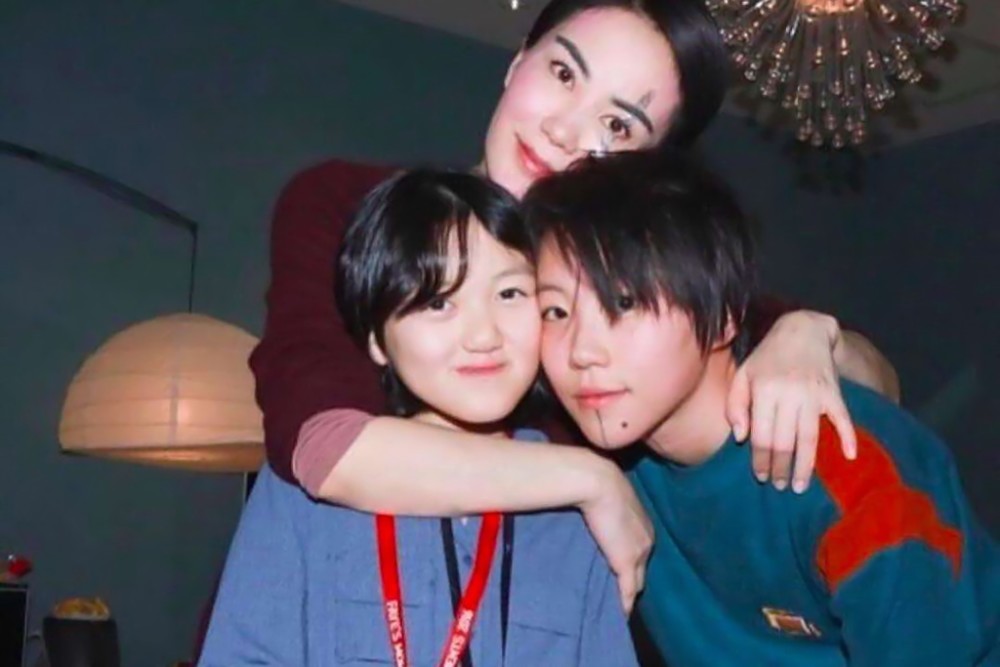 李嫣|14岁李嫣拍大片，不再故意遮挡嘴巴，终于看到王菲年轻时的影子