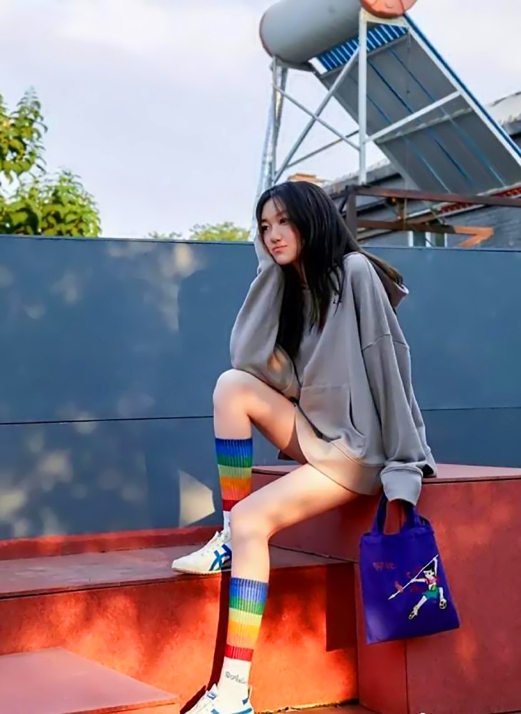 李嫣|14岁李嫣拍大片，不再故意遮挡嘴巴，终于看到王菲年轻时的影子