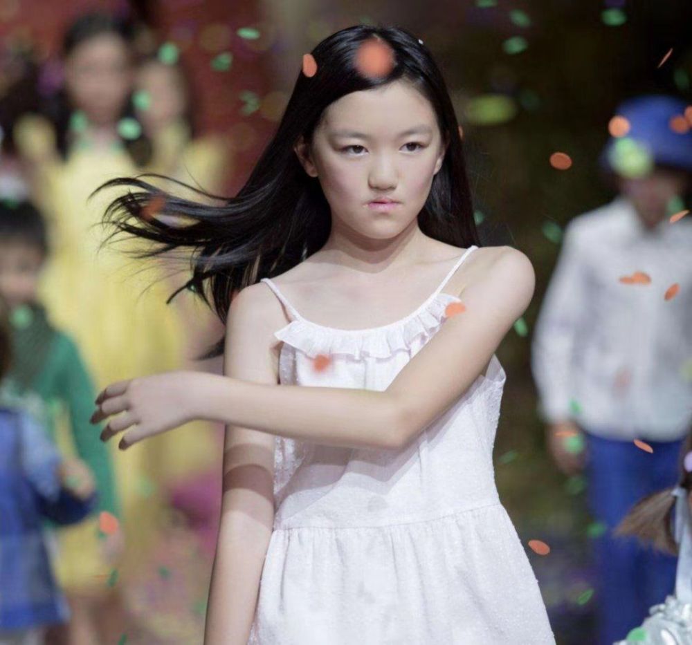 李嫣|14岁李嫣拍大片，不再故意遮挡嘴巴，终于看到王菲年轻时的影子