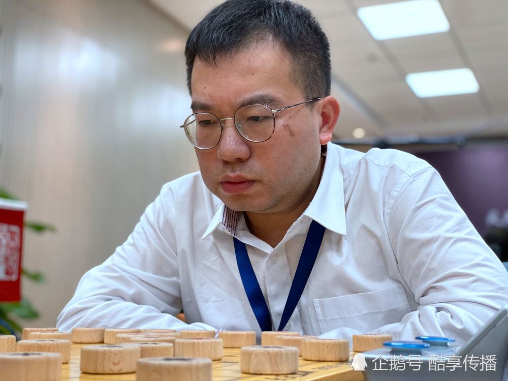 张彬(左)李少庚中国象棋泰斗,象棋特级大师柳大华任深圳弈川象棋队主