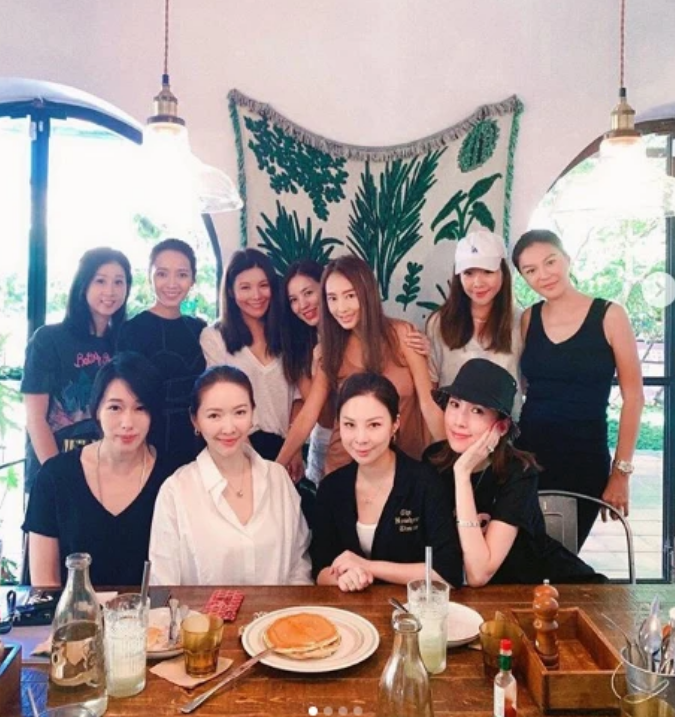 陈若仪|豪门辣妈天团比美！关颖坐C位贵气十足，陈若仪连小指都是大钻戒