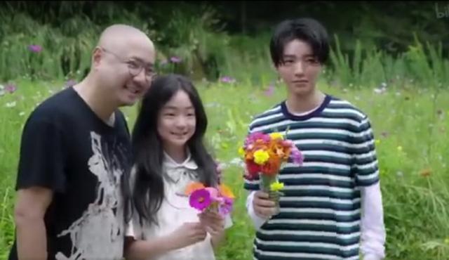 王俊凯|徐峥女儿上演正确追星姿势，和偶像王俊凯同框拍戏，网友：太酸了