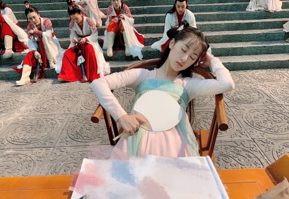 成毅|《琉璃》收官云歌会，男女主角全程无互动，粉丝怒骂成毅不尊重