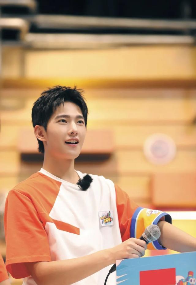 杨洋|16岁出道，25岁巅峰，人气衰退得太快，29岁的杨洋并不甘心