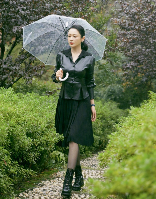 陈红|连琼瑶都称赞的脸蛋，25岁成第一女神，50岁近照却已认不出