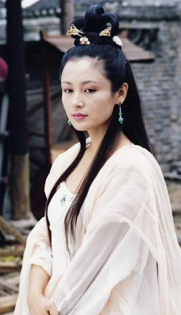 陈红|连琼瑶都称赞的脸蛋，25岁成第一女神，50岁近照却已认不出