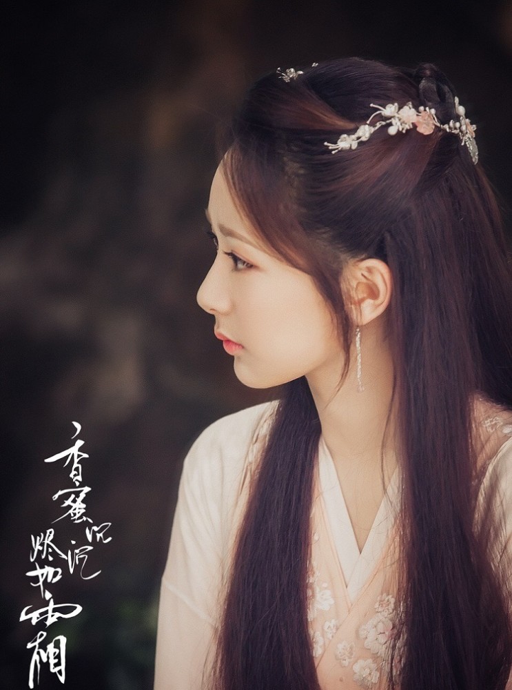 杨紫|杨紫蜜桃色古装造型，路人镜头下颜值抗打，就是齐刘海拉低了颜值