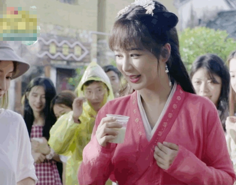 杨紫|杨紫蜜桃色古装造型，路人镜头下颜值抗打，就是齐刘海拉低了颜值