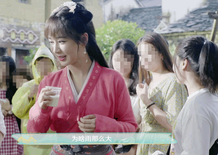 杨紫|杨紫蜜桃色古装造型，路人镜头下颜值抗打，就是齐刘海拉低了颜值