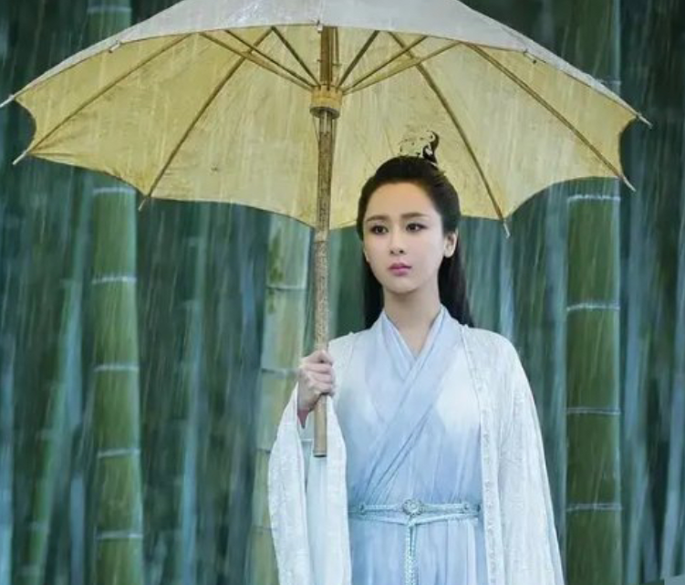 杨紫|杨紫蜜桃色古装造型，路人镜头下颜值抗打，就是齐刘海拉低了颜值