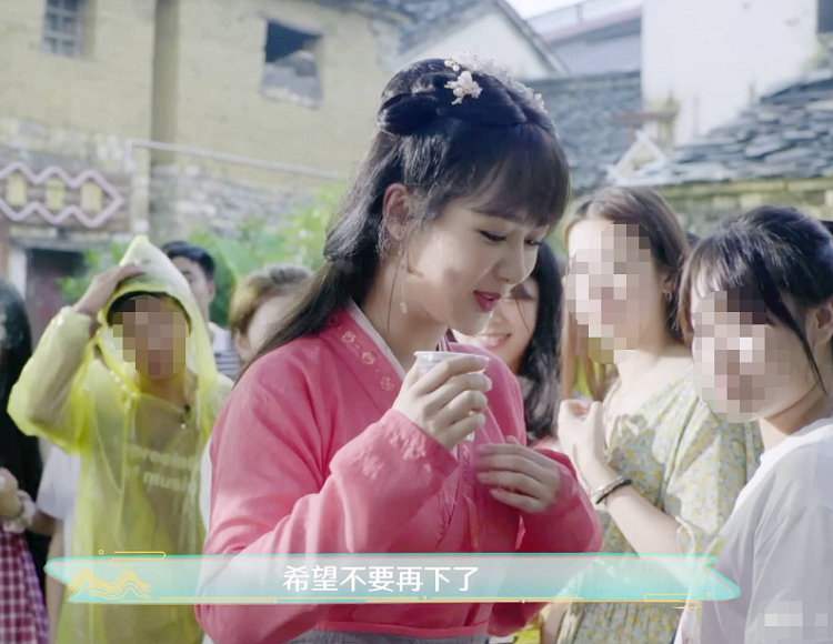 杨紫|杨紫蜜桃色古装造型，路人镜头下颜值抗打，就是齐刘海拉低了颜值