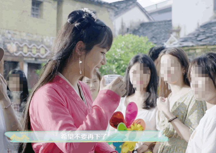 杨紫|杨紫蜜桃色古装造型，路人镜头下颜值抗打，就是齐刘海拉低了颜值