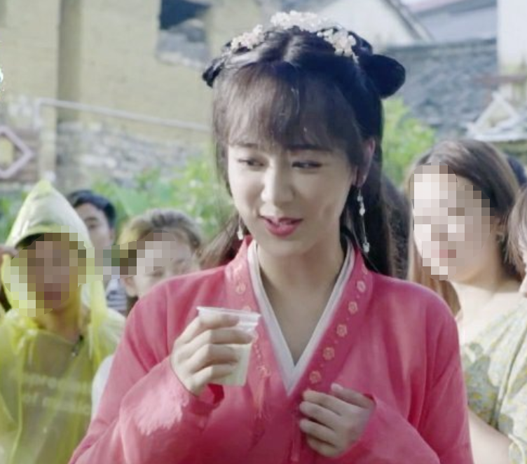 杨紫|杨紫蜜桃色古装造型，路人镜头下颜值抗打，就是齐刘海拉低了颜值