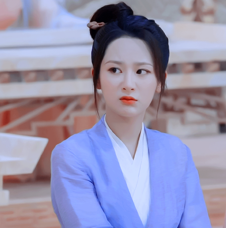 杨紫|杨紫蜜桃色古装造型，路人镜头下颜值抗打，就是齐刘海拉低了颜值