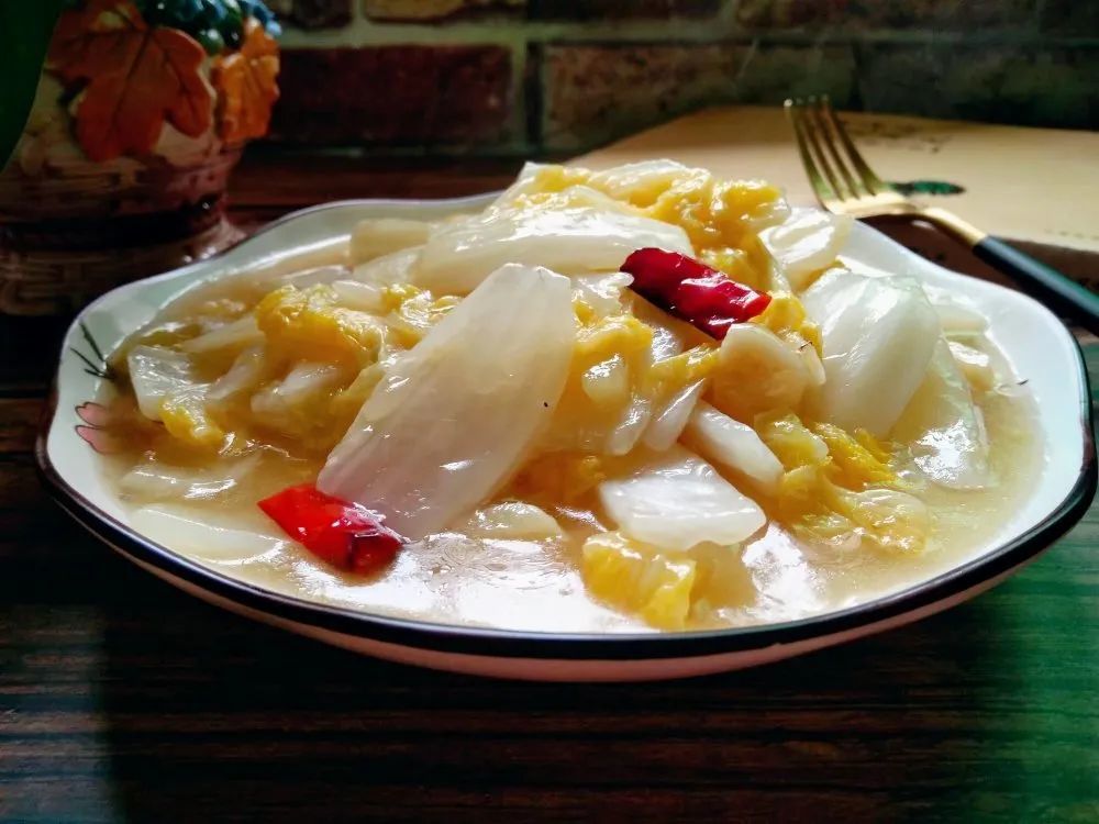 酸辣大白菜酸辣外还有咸甜,甜在酸辣面前显得卑微,卑微最让人回味