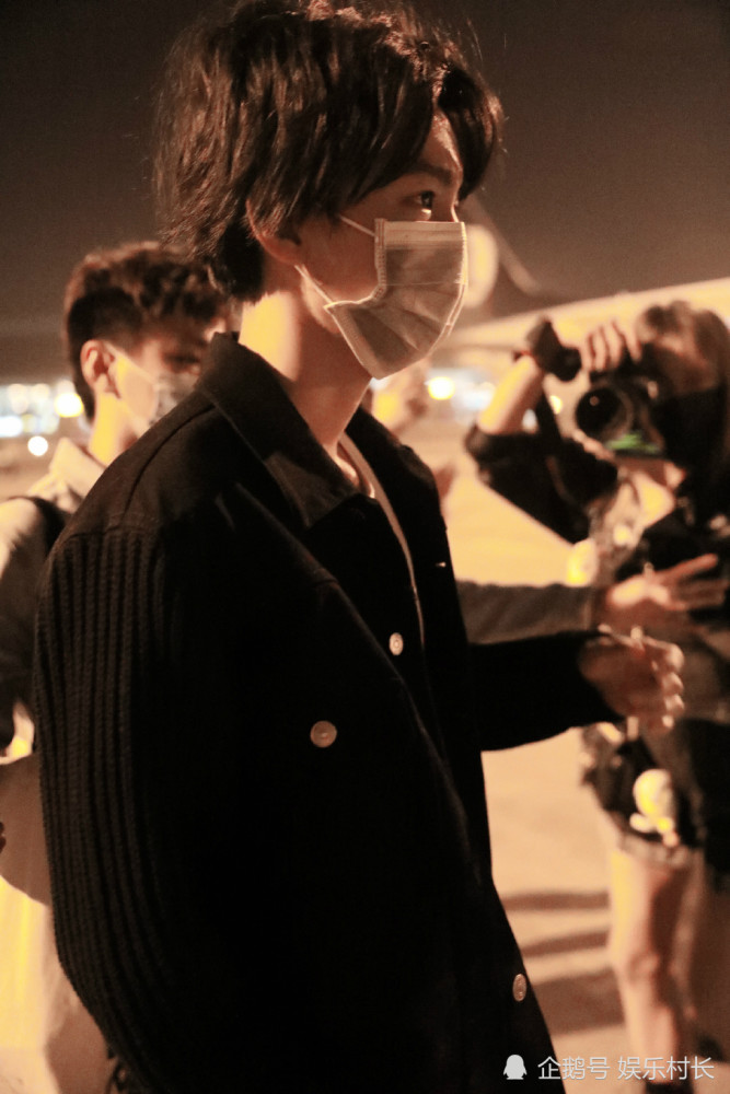 王俊凯|王源易烊千玺为王俊凯庆生，二人P图调侃大哥，小凯生日素颜直播瘦脱相