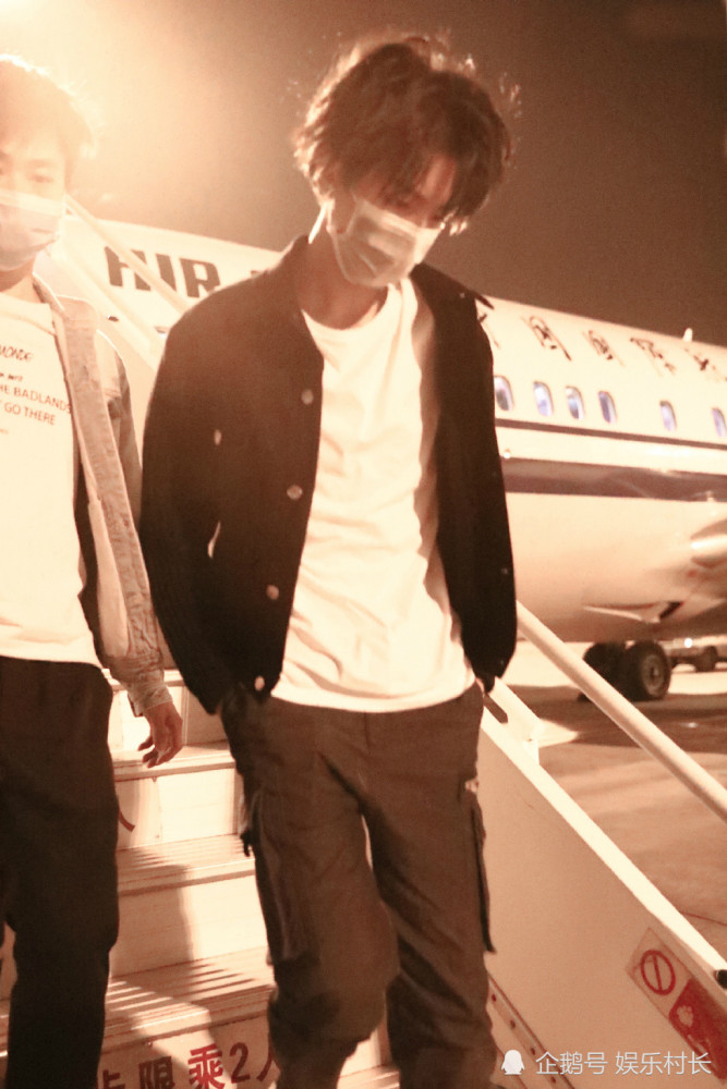 王俊凯|王源易烊千玺为王俊凯庆生，二人P图调侃大哥，小凯生日素颜直播瘦脱相