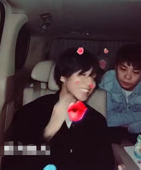 王俊凯|王俊凯生日直播调皮秀肌肉，长发神似日系美男，两兄弟准时送祝福