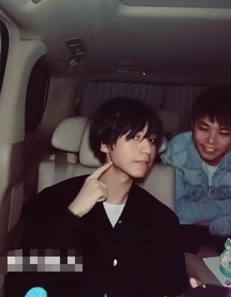 王俊凯|王俊凯生日直播调皮秀肌肉，长发神似日系美男，两兄弟准时送祝福