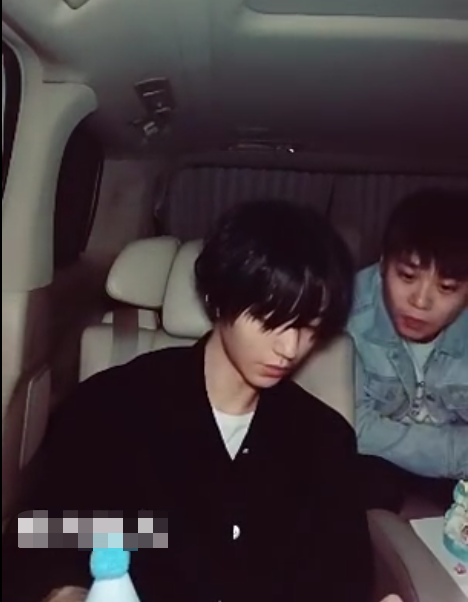 王俊凯|王俊凯生日直播调皮秀肌肉，长发神似日系美男，两兄弟准时送祝福