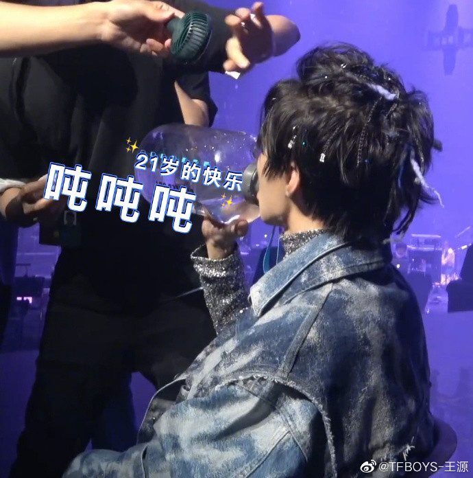 王俊凯|王俊凯生日直播调皮秀肌肉，长发神似日系美男，两兄弟准时送祝福