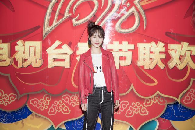 杨紫|杨紫五次登上央视舞台，今年终于选对造型，在央视镜头下颜值超高