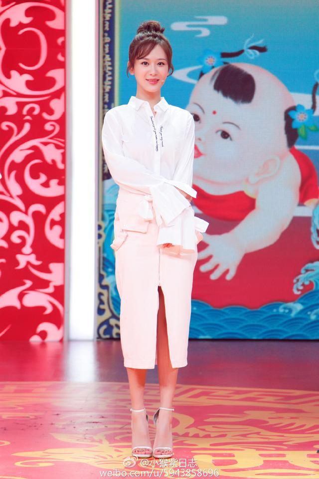 杨紫|杨紫五次登上央视舞台，今年终于选对造型，在央视镜头下颜值超高