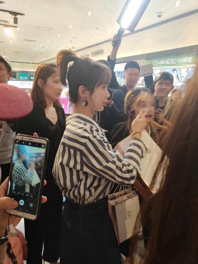 杨紫|杨紫五次登上央视舞台，今年终于选对造型，在央视镜头下颜值超高