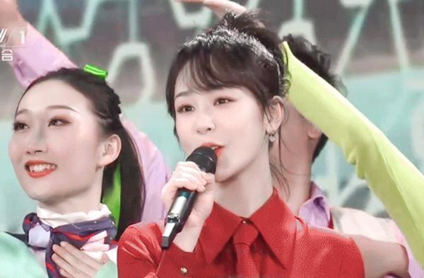 杨紫|杨紫五次登上央视舞台，今年终于选对造型，在央视镜头下颜值超高