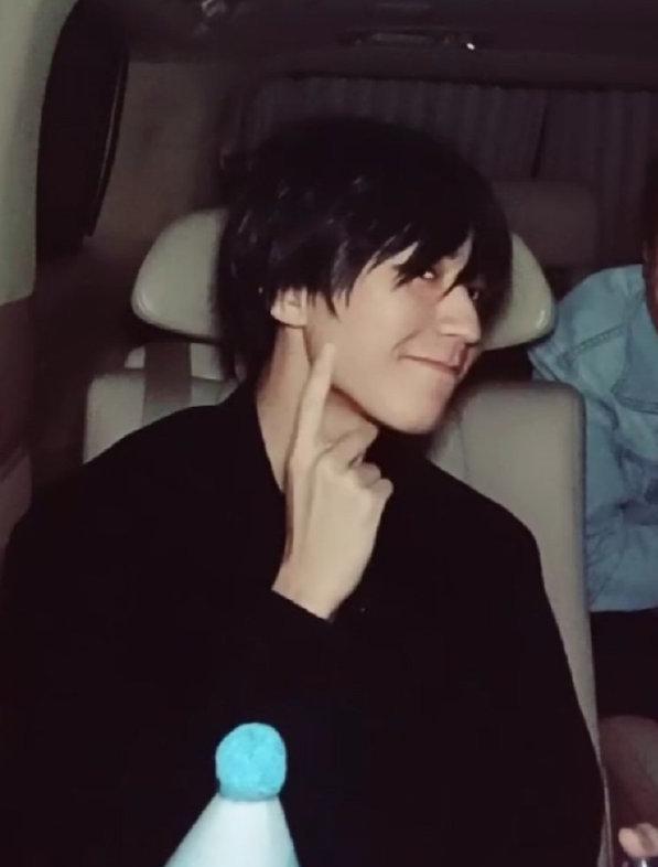 王俊凯|王俊凯生日直播被质疑发际线，飙脏话：老子真的想骂人！又拽又野