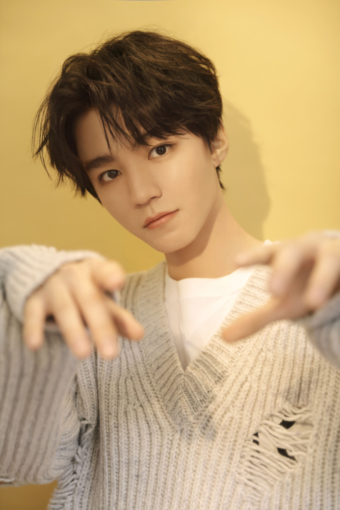 王俊凯|王俊凯生日直播被质疑发际线，飙脏话：老子真的想骂人！又拽又野