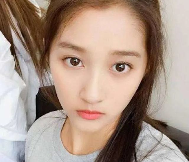 关晓彤|关晓彤生日蹦迪被骂不检点，有谁注意到了她悄悄变化的眼睛……