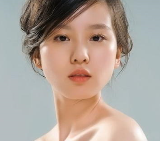 关晓彤|关晓彤生日蹦迪被骂不检点，有谁注意到了她悄悄变化的眼睛……