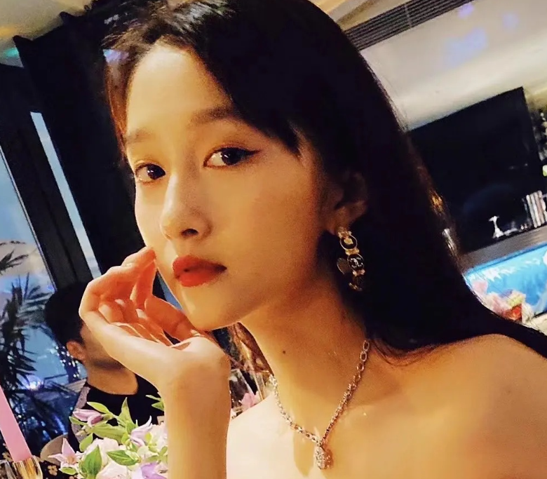 关晓彤|关晓彤生日蹦迪被骂不检点，有谁注意到了她悄悄变化的眼睛……