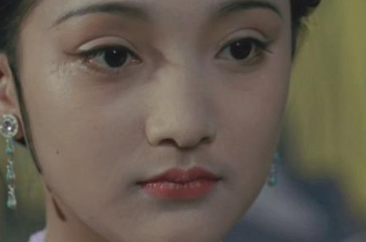 关晓彤|关晓彤生日蹦迪被骂不检点，有谁注意到了她悄悄变化的眼睛……